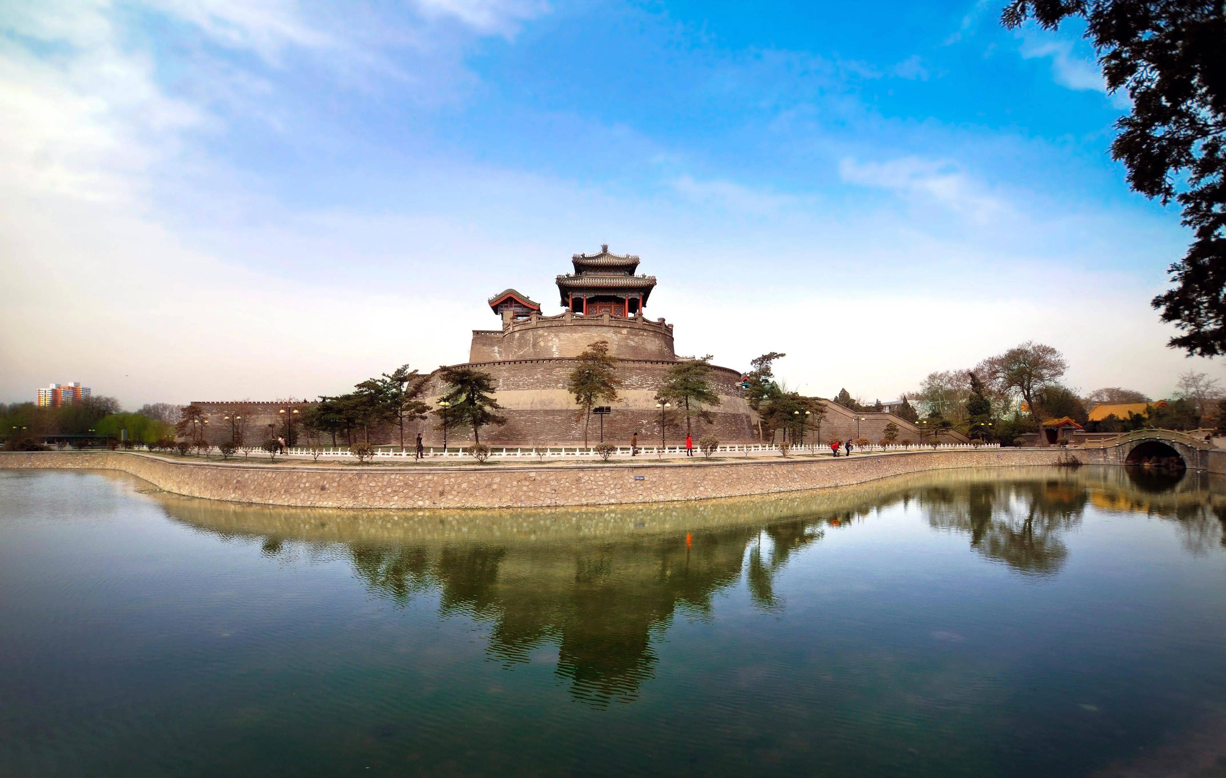 邯郸街头暖阳下的友情时光瞬间